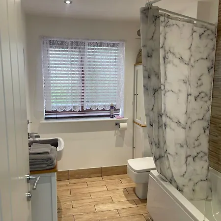 Cosy Double With Private Bathroom & Driveway Parking Homestay *