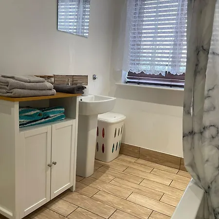 Cosy Double With Private Bathroom & Driveway Parking Homestay *