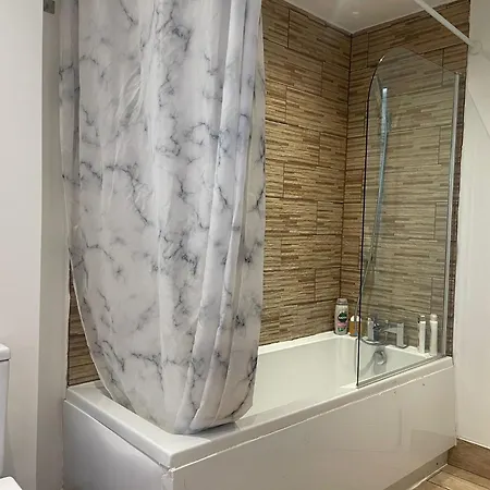 Cosy Double With Private Bathroom & Driveway Parking Homestay Bradford (West Yorkshire)