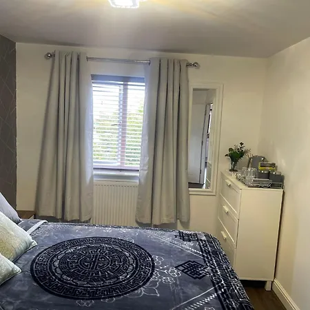 Homestay Cosy Double With Private Bathroom & Driveway Parking Bradford (West Yorkshire)