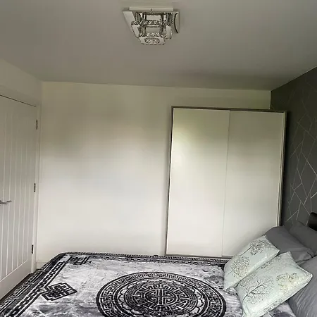 Cosy Double With Private Bathroom & Driveway Parking *