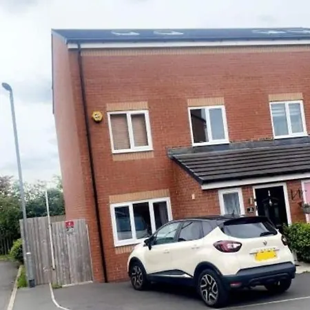 Cosy Double With Private Bathroom & Driveway Parking Homestay *
